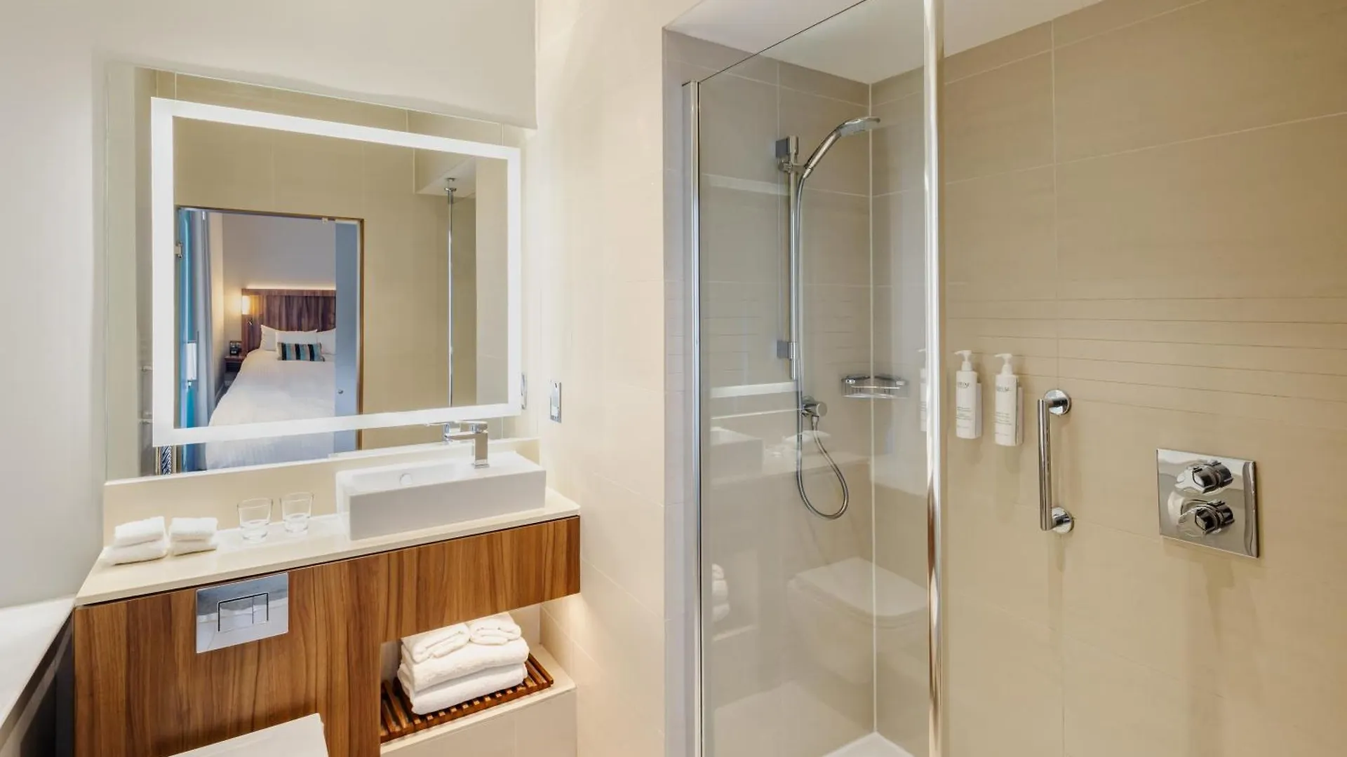 מלון Courtyard By Marriott אדינבורו 4*,  בריטניה