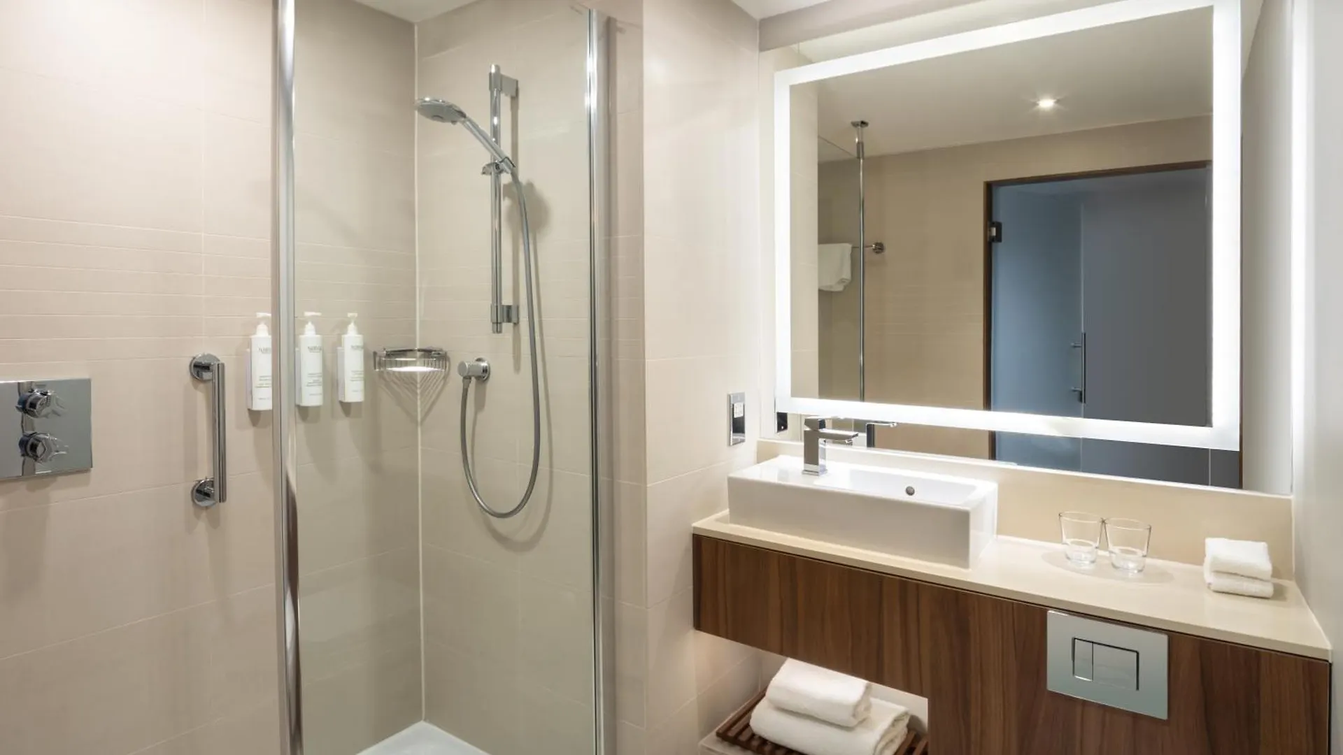 מלון Courtyard By Marriott אדינבורו 4*,